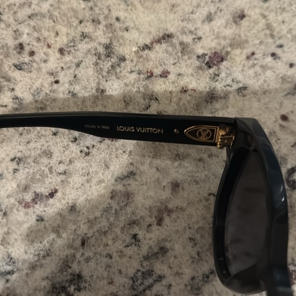 2022 Luis Vuitton sun glasses - Picture 6 of 6